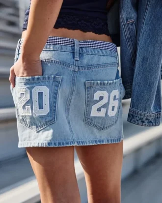 Fustă-pantalon mini din denim cu talie joasă, modelul „Class of ’26” Fustă-pantalon mini din denim cu talie joasă, modelul „Class of ’26”