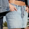 Fustă-pantalon mini din denim cu talie joasă, modelul „Class of ’26” Fustă-pantalon mini din denim cu talie joasă, modelul „Class of ’26”