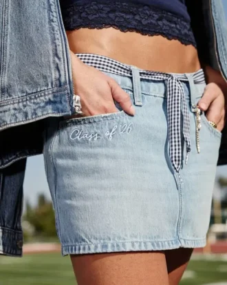 Fustă-pantalon mini din denim cu talie joasă, modelul „Class of ’26” Fustă-pantalon mini din denim cu talie joasă, modelul „Class of ’26”