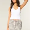 Fustă-pantalon mini roz cu șireturi și imprimeu camuflaj, talie joasă Fustă-pantalon mini roz cu șireturi și imprimeu camuflaj, talie joasă