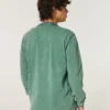 Grafică cu logo-ul Holiday Vault Release Henley
