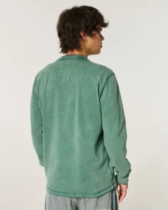 Grafică cu logo-ul Holiday Vault Release Henley