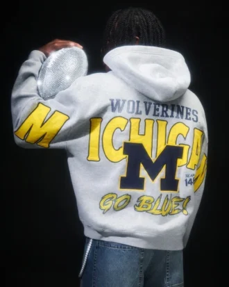 Hanorac cu glugă și fermoar, model boxy, cu imprimeu grafic Wolverines, Universitatea din Michigan Hanorac cu glugă și fermoar, model boxy, cu imprimeu grafic Wolverines, Universitatea din Michigan