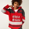 Hanorac cu glugă și imprimeu grafic Buckeyes al Universității de Stat din Ohio Hanorac cu glugă și imprimeu grafic Buckeyes al Universității de Stat din Ohio