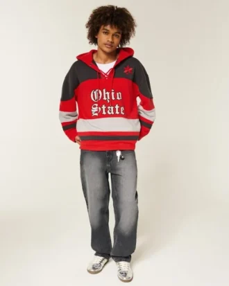 Hanorac cu glugă și imprimeu grafic Buckeyes al Universității de Stat din Ohio Hanorac cu glugă și imprimeu grafic Buckeyes al Universității de Stat din Ohio