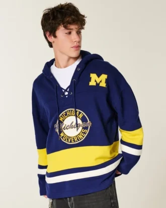 Hanorac cu glugă și imprimeu grafic Wolverines de la Universitatea din Michigan Hanorac cu glugă și imprimeu grafic Wolverines de la Universitatea din Michigan