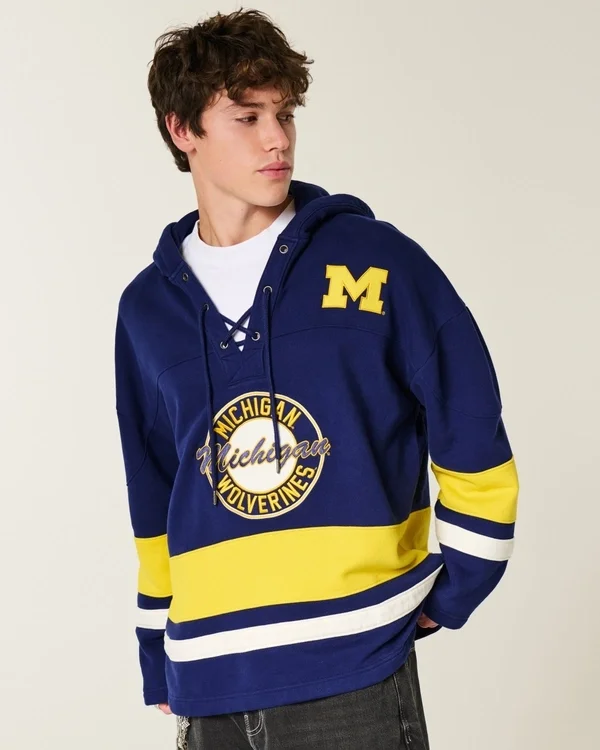 Hanorac cu glugă și imprimeu grafic Wolverines de la Universitatea din Michigan Hanorac cu glugă și imprimeu grafic Wolverines de la Universitatea din Michigan
