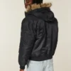 Jacheta bomber cu fermoar și bordură din blană artificială Jacheta bomber cu fermoar și bordură din blană artificială