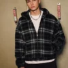 Jacheta skater cu glugă din flanelă în carouri Jacheta skater cu glugă din flanelă în carouri