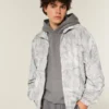 Jacheta windbreaker cu fermoar și imprimeu camuflaj Jacheta windbreaker cu fermoar și imprimeu camuflaj