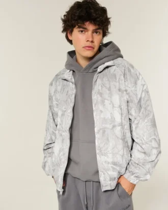 Jacheta windbreaker cu fermoar și imprimeu camuflaj Jacheta windbreaker cu fermoar și imprimeu camuflaj