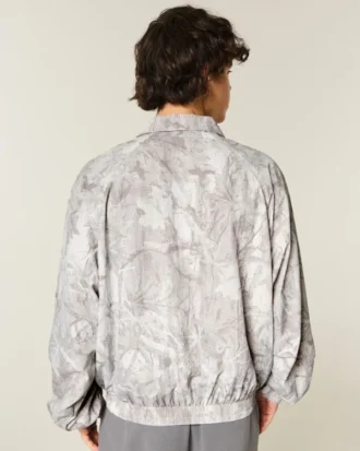 Jacheta windbreaker cu fermoar și imprimeu camuflaj Jacheta windbreaker cu fermoar și imprimeu camuflaj