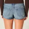 Mini pantaloni scurți din denim cu talie ultra joasă, spălare medie și broderie florală Mini pantaloni scurți din denim cu talie ultra joasă, spălare medie și broderie florală