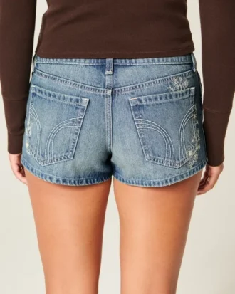 Mini pantaloni scurți din denim cu talie ultra joasă, spălare medie și broderie florală
