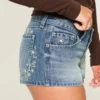 Mini pantaloni scurți din denim cu talie ultra joasă, spălare medie și broderie florală Mini pantaloni scurți din denim cu talie ultra joasă, spălare medie și broderie florală