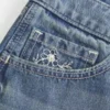 Mini pantaloni scurți din denim cu talie ultra joasă, spălare medie și broderie florală Mini pantaloni scurți din denim cu talie ultra joasă, spălare medie și broderie florală