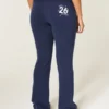 Pantaloni de trening bootcut cu grafică Senior ’26 Pantaloni de trening bootcut cu grafică Senior ’26