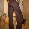 Pantaloni de trening cu buzunar în formă de inimă și croi larg Pantaloni de trening cu buzunar în formă de inimă și croi larg