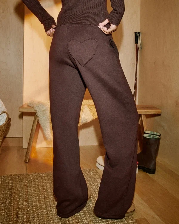Pantaloni de trening cu buzunar în formă de inimă și croi larg Pantaloni de trening cu buzunar în formă de inimă și croi larg