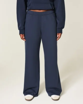 Pantaloni de trening cu buzunar în formă de inimă și croi larg