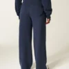 Pantaloni de trening cu buzunar în formă de inimă și croi larg Pantaloni de trening cu buzunar în formă de inimă și croi larg