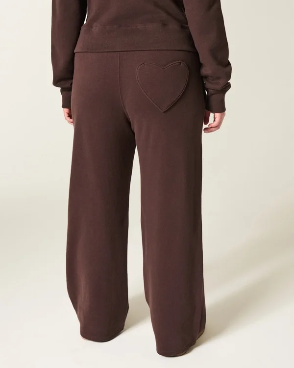 Pantaloni de trening cu buzunar în formă de inimă și croi larg Pantaloni de trening cu buzunar în formă de inimă și croi larg