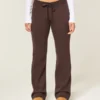 Pantaloni de trening cu croi bootcut și imprimeu grafic 1997 Pantaloni de trening cu croi bootcut și imprimeu grafic 1997