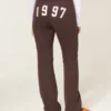 Pantaloni de trening cu croi bootcut și imprimeu grafic 1997 Pantaloni de trening cu croi bootcut și imprimeu grafic 1997