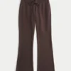 Pantaloni de trening cu croi bootcut și imprimeu grafic 1997 Pantaloni de trening cu croi bootcut și imprimeu grafic 1997