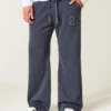 Pantaloni de trening cu grafică numerică și croi bootcut Pantaloni de trening cu grafică numerică și croi bootcut