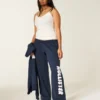 Pantaloni de trening cu picior larg și logo grafic