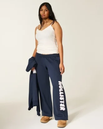 Pantaloni de trening cu picior larg și logo grafic