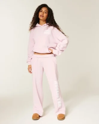 Pantaloni de trening cu picior larg și logo grafic Pantaloni de trening cu picior larg și logo grafic
