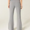 Pantaloni de trening evazați Pantaloni de trening evazați