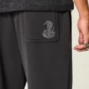 Pantaloni de trening largi cu imprimeu șarpe Pantaloni de trening largi cu imprimeu șarpe