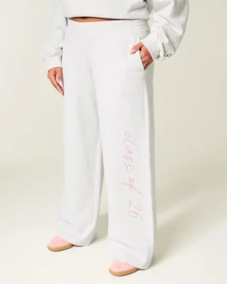 Pantaloni de trening largi cu imprimeu „Class of ’26” Pantaloni de trening largi cu imprimeu „Class of ’26”