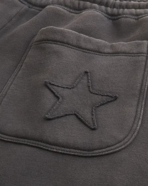Pantaloni de trening largi cu imprimeu cu stele Pantaloni de trening largi cu imprimeu cu stele