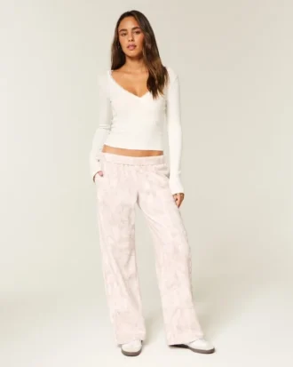 Pantaloni de trening largi cu logo grafic roz camuflaj