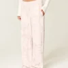 Pantaloni de trening largi cu logo grafic roz camuflaj Pantaloni de trening largi cu logo grafic roz camuflaj