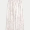 Pantaloni de trening largi cu logo grafic roz camuflaj Pantaloni de trening largi cu logo grafic roz camuflaj