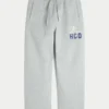 Pantaloni de trening largi cu logo Holiday Vault Release Pantaloni de trening largi cu logo Holiday Vault Release