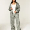 Pantaloni de trening largi, de culoare măslinie, cu imprimeu camuflaj Pantaloni de trening largi, de culoare măslinie, cu imprimeu camuflaj