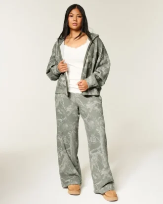 Pantaloni de trening largi, de culoare măslinie, cu imprimeu camuflaj Pantaloni de trening largi, de culoare măslinie, cu imprimeu camuflaj