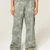 Pantaloni de trening largi, de culoare măslinie, cu imprimeu camuflaj Pantaloni de trening largi, de culoare măslinie, cu imprimeu camuflaj