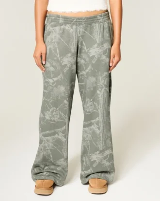 Pantaloni de trening largi, de culoare măslinie, cu imprimeu camuflaj Pantaloni de trening largi, de culoare măslinie, cu imprimeu camuflaj