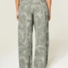 Pantaloni de trening largi, de culoare măslinie, cu imprimeu camuflaj Pantaloni de trening largi, de culoare măslinie, cu imprimeu camuflaj
