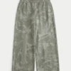 Pantaloni de trening largi, de culoare măslinie, cu imprimeu camuflaj Pantaloni de trening largi, de culoare măslinie, cu imprimeu camuflaj