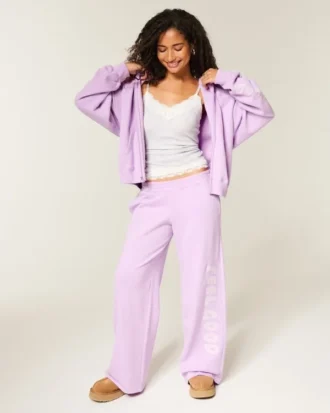 Pantaloni de trening largi Hollister Feel Good Graphic Pantaloni de trening largi Hollister Feel Good Graphic