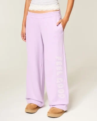 Pantaloni de trening largi Hollister Feel Good Graphic Pantaloni de trening largi Hollister Feel Good Graphic