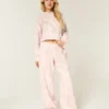 Pantaloni de trening largi, roz, cu imprimeu camuflaj Pantaloni de trening largi, roz, cu imprimeu camuflaj